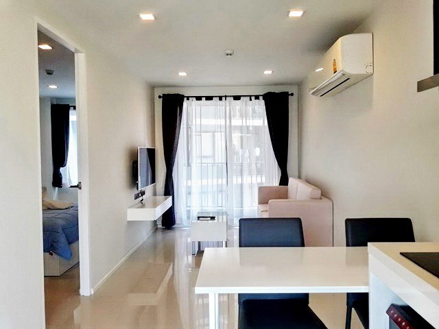 Condominium for rent Pattaya showing the living and dining areas 