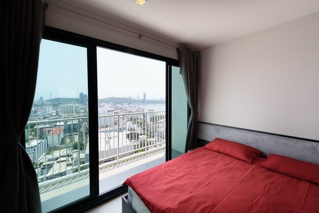 Condominium for Rent Pattaya showing the master bedroom and balcony Condominium for Rent Pattaya showing the master bedroom and balcony
