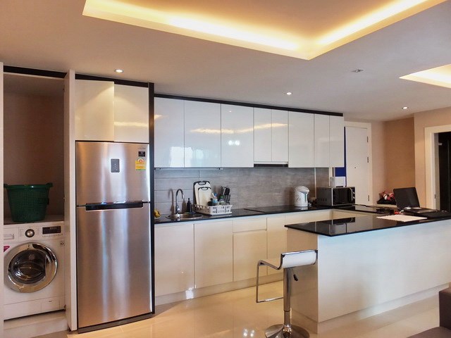 Condominium for rent East Pattaya showing the U-shaped kitchen
