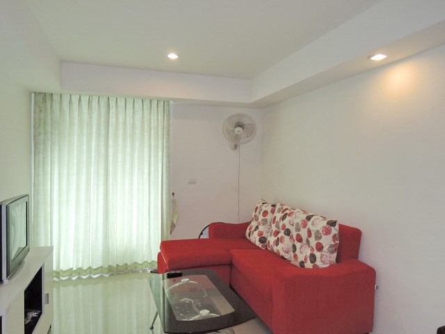 Condominium for rent East Pattaya showing living area