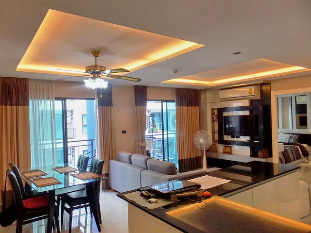 Condominium for rent East Pattaya showing the kitchen, living and dining areas