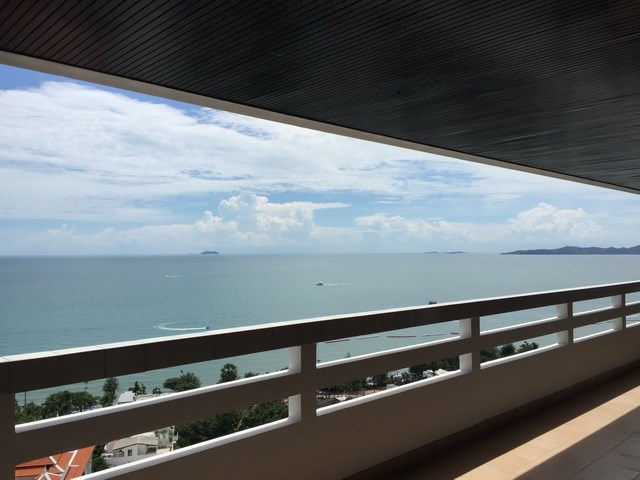 Condominium for rent Jomtien Beach showing the balcony view Condominium for rent Jomtien Beach showing the balcony view