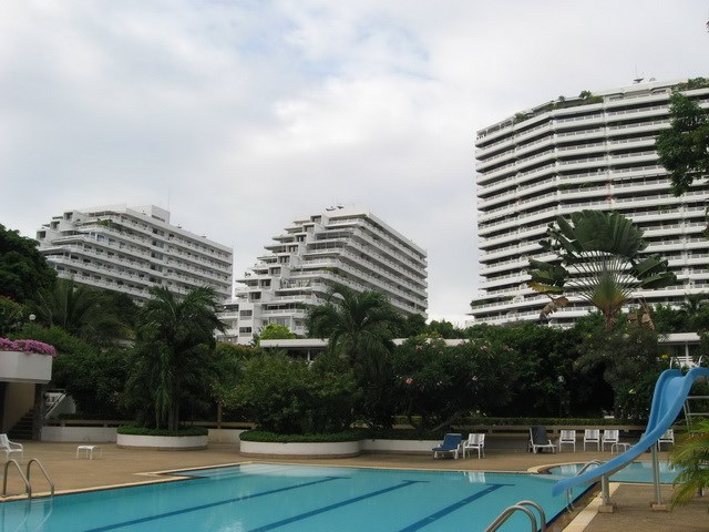 Condominium for rent Jomtien Beach showing the communal pool