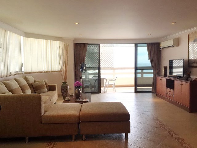 Condominium for rent Jomtien Beach showing the living area and balcony Condominium for rent Jomtien Beach showing the living area and balcony