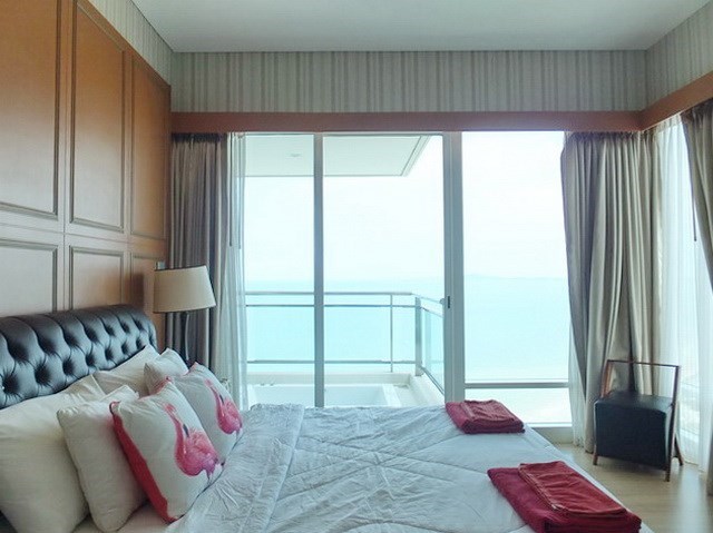 Condominium for rent Jomtien Pattaya showing the master bedroom and Jacuzzi bathtub 