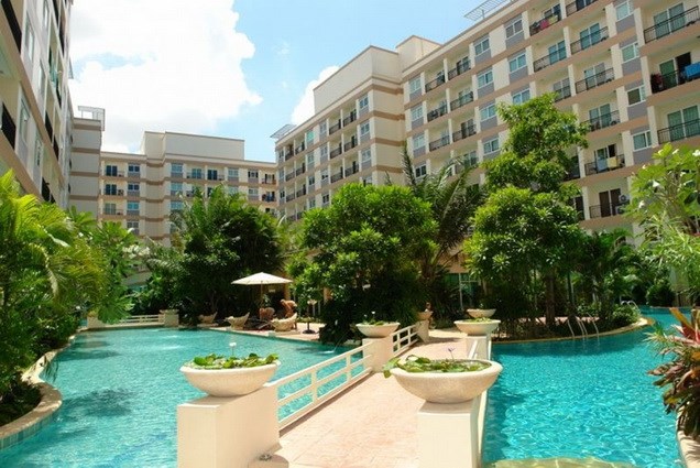 Condominium for rent Jomtien Park Lane showing the communal pool Condominium for rent Jomtien Park Lane showing the communal pool