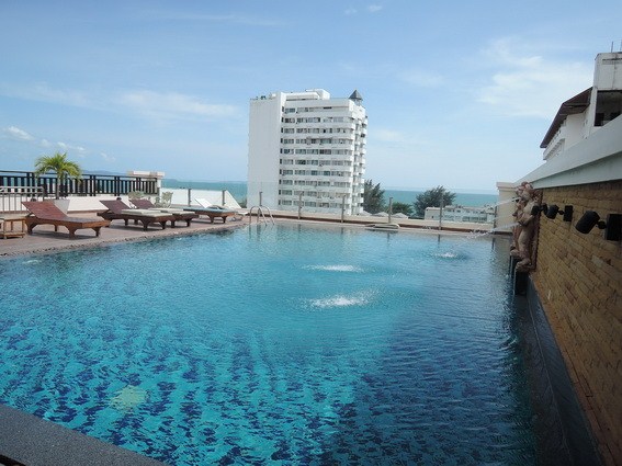 Condominium for rent Jomtien showing the rooftop pool