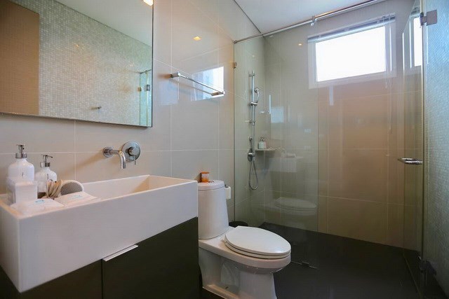 Condominium for rent Jomtien Pattaya showing the second bathroom 