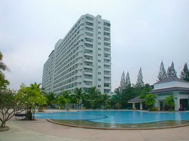 Condominium for rent Jomtien showing the communal pool Condominium for rent Jomtien showing the communal pool