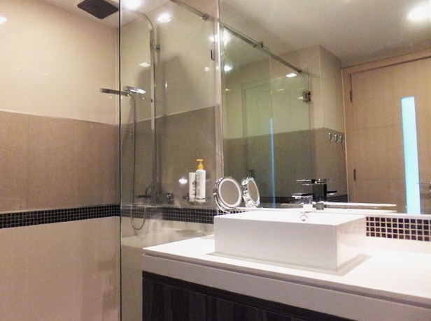 Condominium for rent Wong Amat Tower showing the bathroom