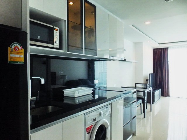 Condominium for rent Wong Amat Tower showing the kitchen and dining areas 