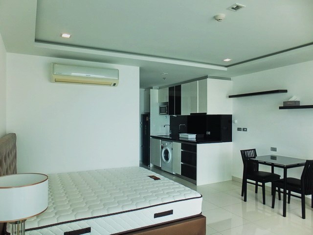 Condominium for rent Wong Amat Tower showing the sleeping, dining and kitchen areas 