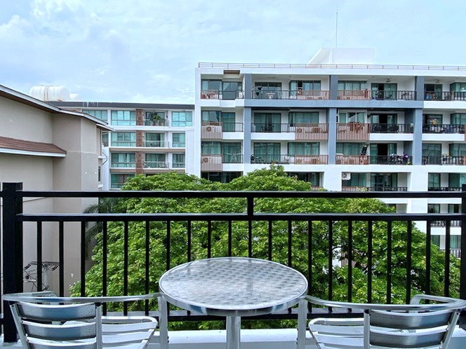 Condominium for rent Pattaya showing the balcony 