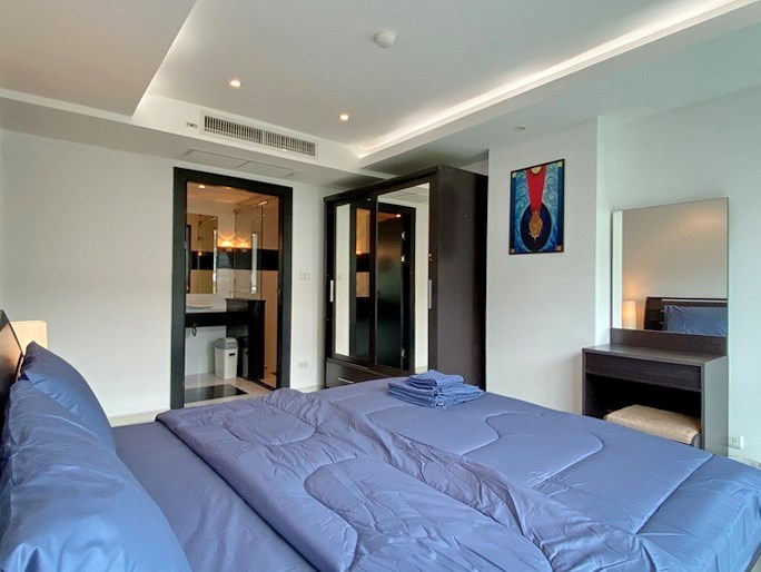 Condominium for rent Pattaya showing the bedroom suite 