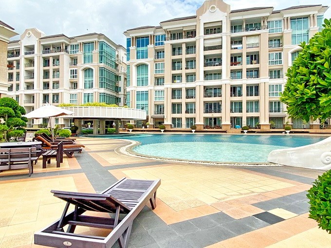 Condominium for rent Pattaya showing the communal pool and condo buildings