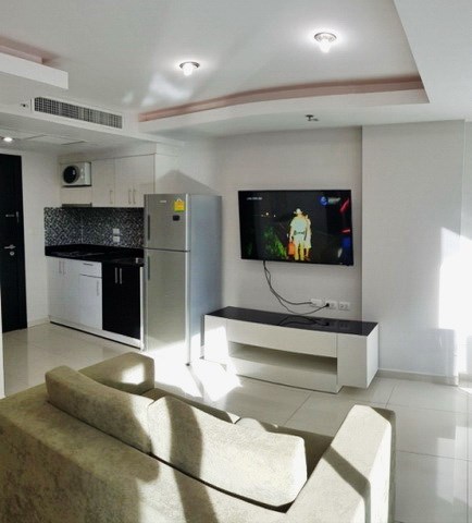 Condominium for rent Pattaya showing the living and kitchen areas Condominium for rent Pattaya showing the living and kitchen areas