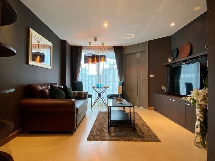 Condominium for rent Pattaya showing the living area 