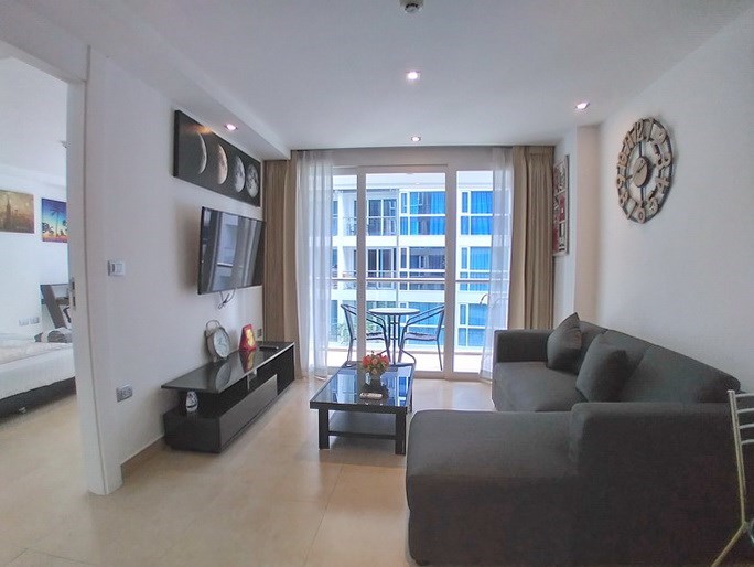 Condominium for rent Pattaya showing the living room and balcony Condominium for rent Pattaya showing the living room and balcony