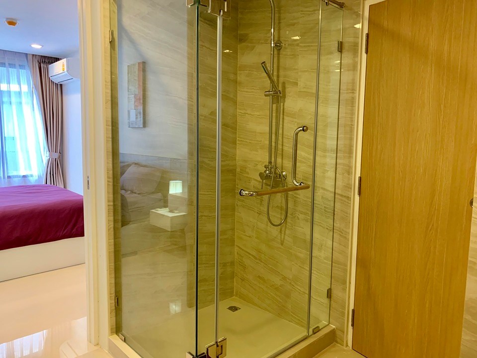 Condominium for rent Pattaya showing the bathroom with shower cubical Condominium for rent Pattaya showing the bathroom with shower cubical