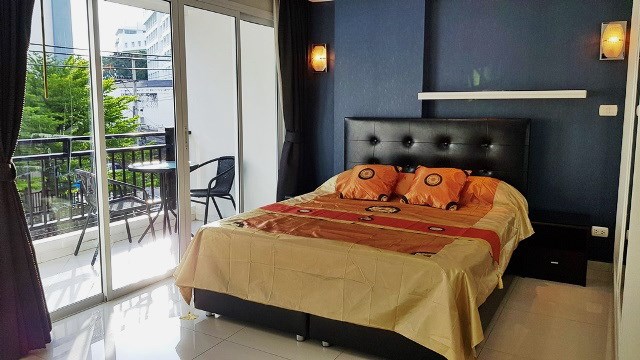 Condominium for rent Pattaya showing the sleeping area and balcony Condominium for rent Pattaya showing the sleeping area and balcony