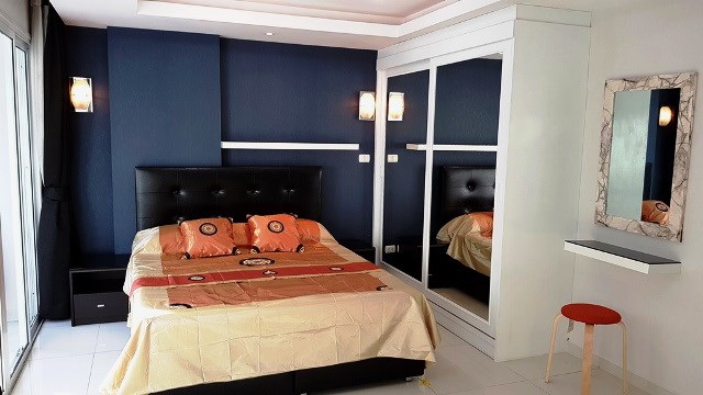 Condominium for rent Pattaya showing the sleeping area and built-in wardrobes Condominium for rent Pattaya showing the sleeping area and built-in wardrobes