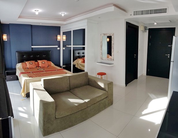 Condominium for rent Pattaya showing the living and sleeping areas Condominium for rent Pattaya showing the living and sleeping areas