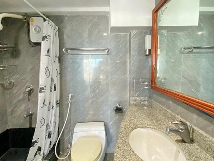 Condominium for rent Pratumnak showing the master bathroom