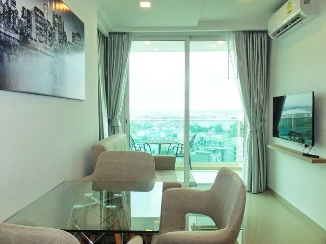 Condominium for rent Pattaya showing the dining area 