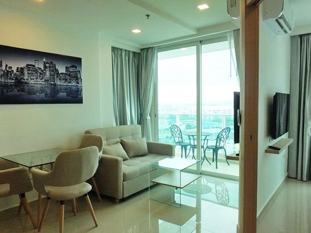 Condominium for rent Pattaya showing the living and dining areas 