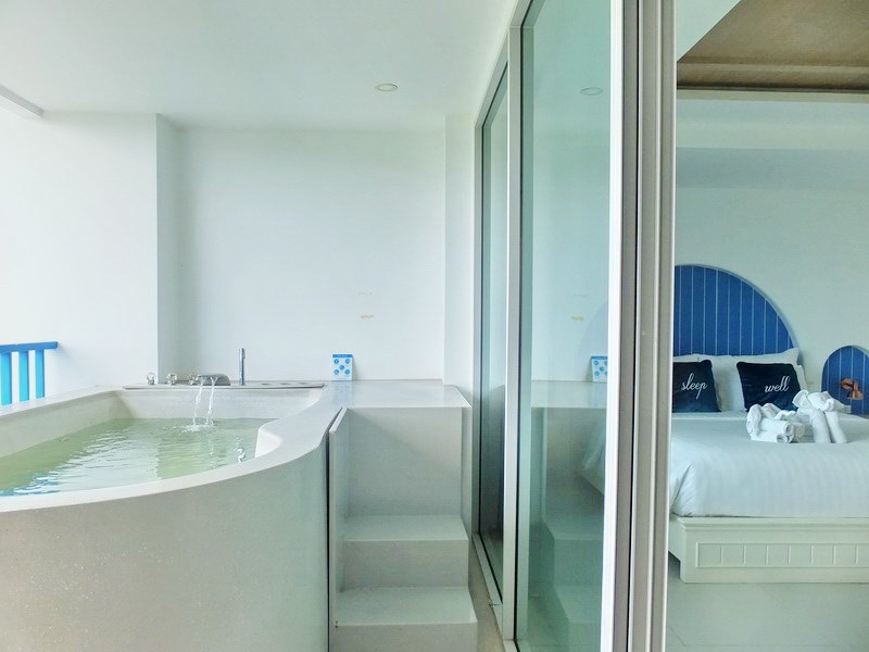 Condominium for sale Bangsaray Pattaya showing the Jacuzzi on the balcony 