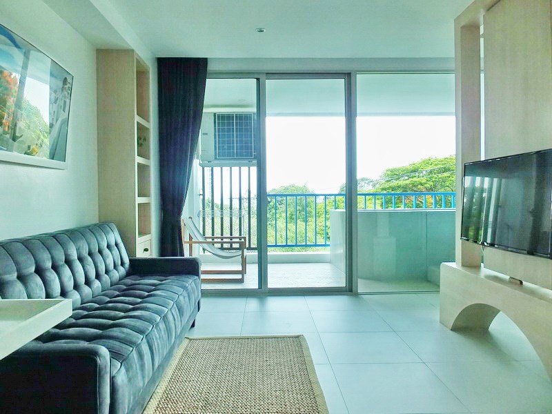 Condominium for sale Bangsaray Pattaya showing the living area 