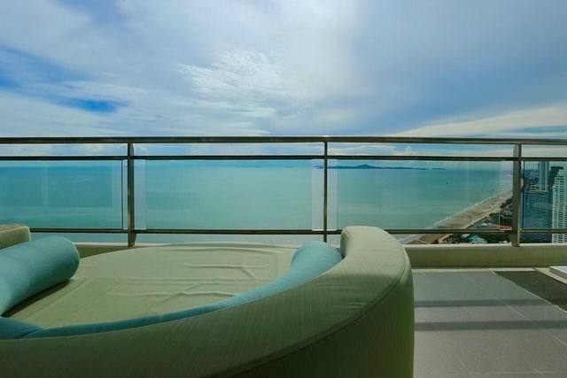 Condominium for sale Jomtien Pattaya showing the balcony and view 