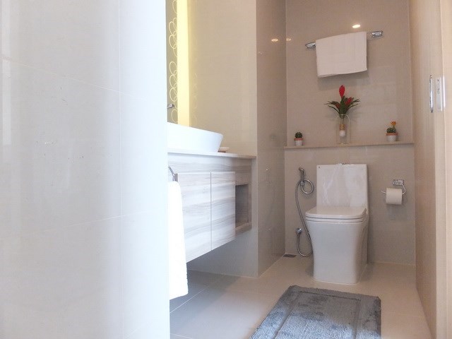 Condominium for sale Jomtien Pattaya showing the bathroom