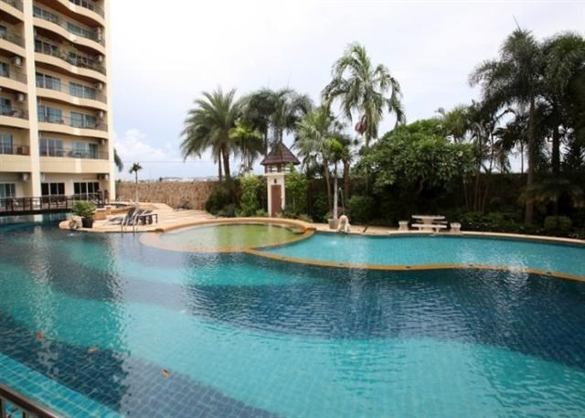 Condominium for sale Jomtien showing the communal pool 