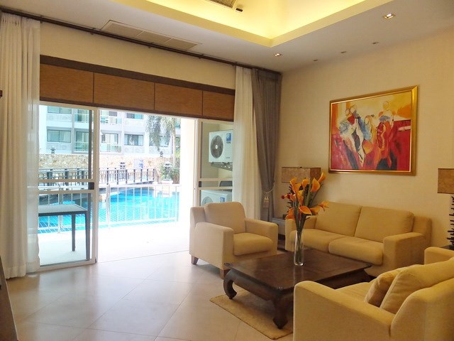 Condominium for sale Jomtien showing the living area and balcony 