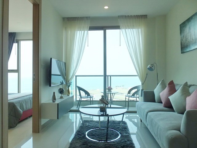 Condominium for sale Jomtien Pattaya showing the living room and balcony 