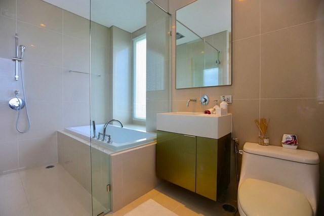 Condominium for sale Jomtien Pattaya showing the master bathroom with bathtub 