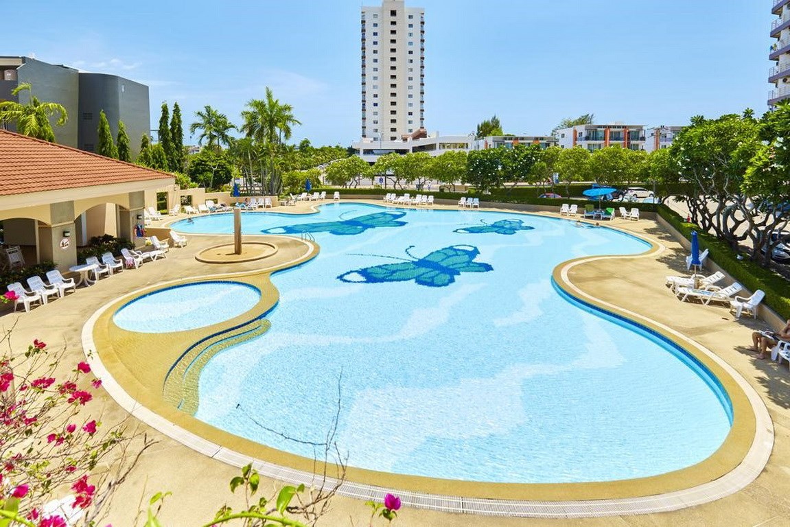 Condominium for sale Jomtien showing the communal swimming pool Condominium for sale Jomtien showing the communal swimming pool