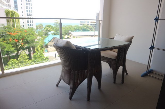 Condominium For Sale Wongamat showing the balcony Condominium For Sale Wongamat showing the balcony