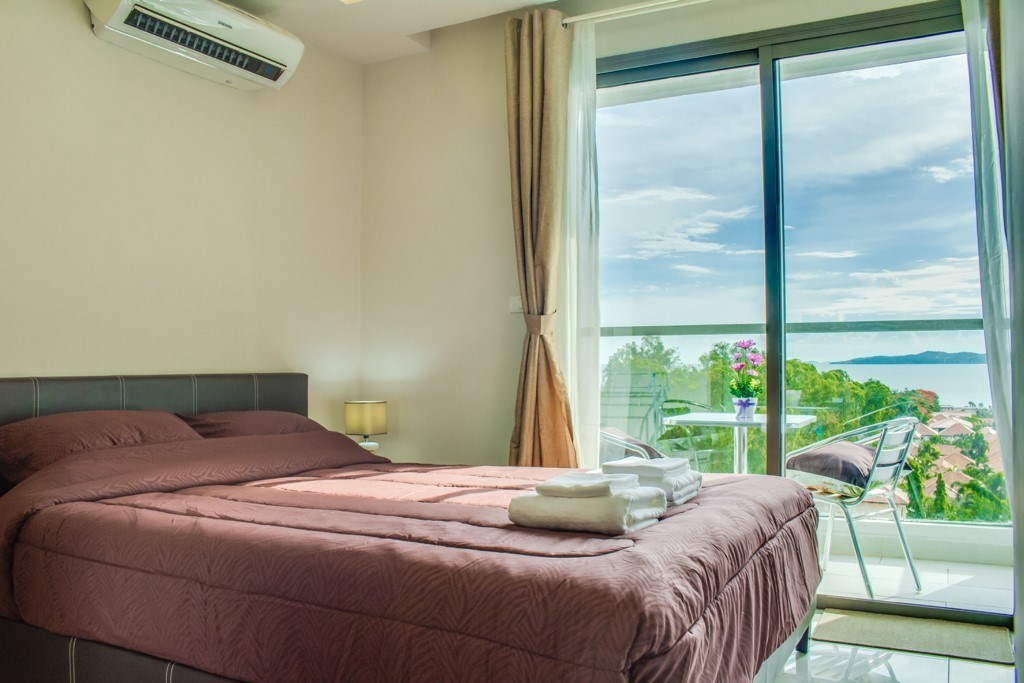 Condominium for sale Pratumnak Hill Pattaya showing the bedroom and balcony 