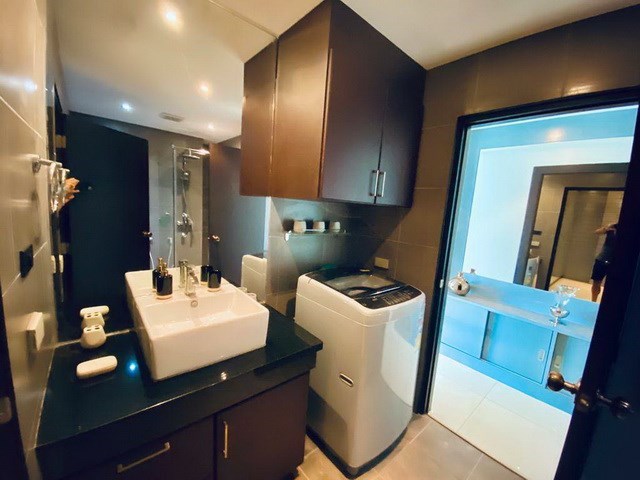 Condominium for sale Pratumnak Pattaya showing the bathroom 