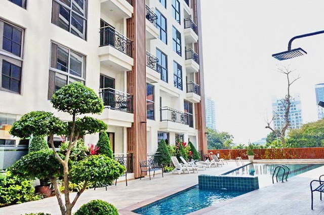 Condominium for sale Pratumnak Hill Pattaya showing the pool and buildings 