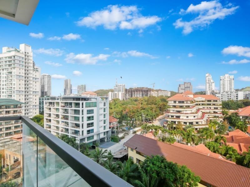 Condominium for sale Pratumnak showing the balcony and view Condominium for sale Pratumnak showing the balcony and view