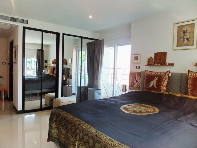 Condominium for sale Pratumnak Hill showing the master bedroom suite