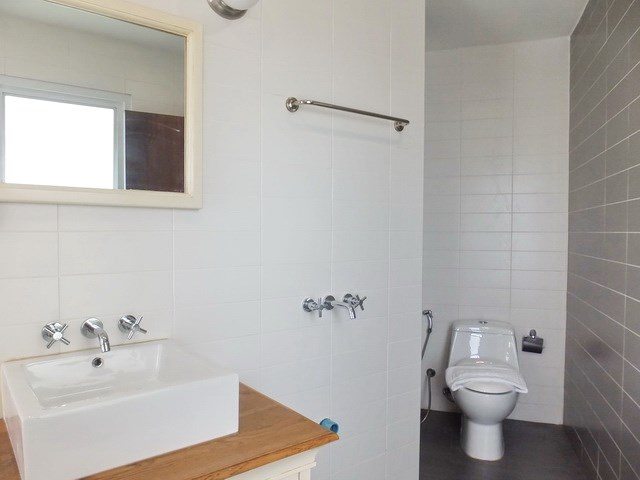 Condominium for sale Pratumnak Hill Pattaya showing the bathroom