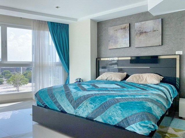 Condominium for sale Pratumnak Pattaya showing the master bedroom with furniture