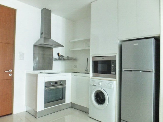 Condominium for sale Wongamat Pattaya showing the kitchen 