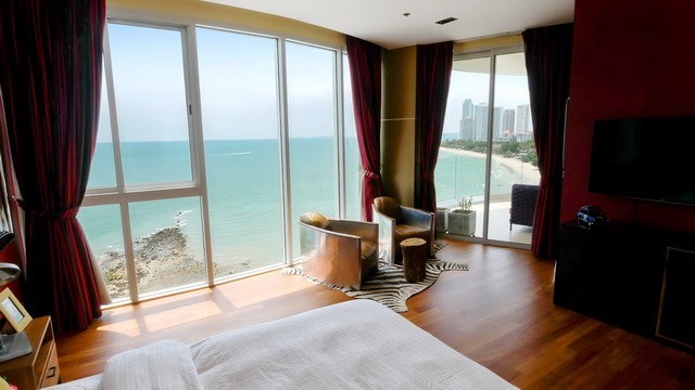 Condominium for sale The Cove Wongamat showing the master bedroom suite