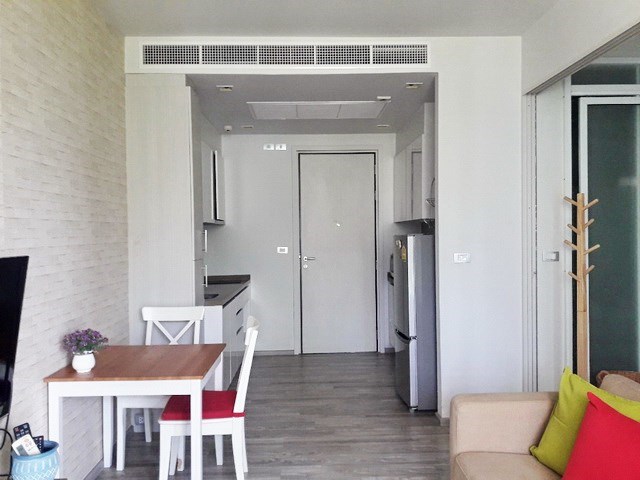 Condominium for sale Wong Amat Pattaya showing the dining and kitchen areas Condominium for sale Wong Amat Pattaya showing the dining and kitchen areas