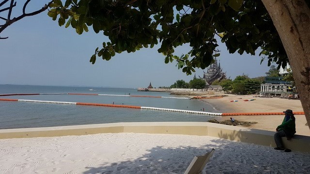 Condominium for sale Wongamat Pattaya showing the Wongamat beach Condominium for sale Wongamat Pattaya showing the Wongamat beach